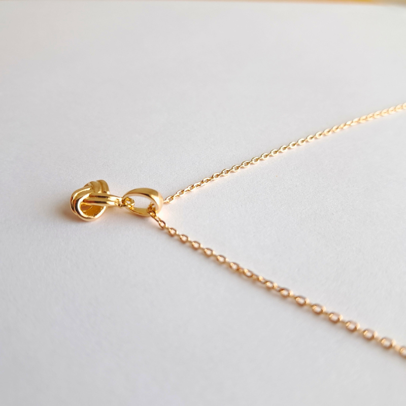 Collier Plaqué Or – Le Nœud Élégant, Symbole d’Union et d’Harmonie