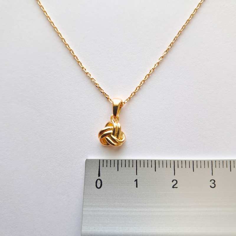 Collier Plaqué Or – Le Nœud Élégant, Symbole d’Union et d’Harmonie