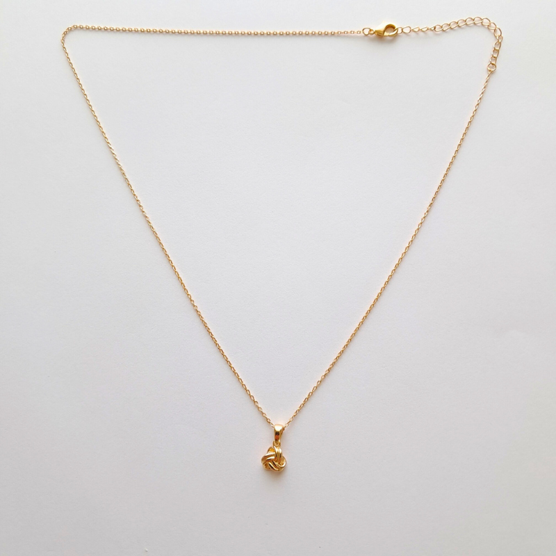 Collier Plaqué Or – Le Nœud Élégant, Symbole d’Union et d’Harmonie