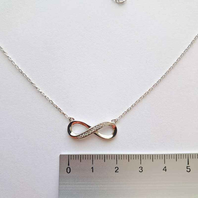 Collier Infini en Argent 925 – L'Élégance Éternelle à Fleur de Peau