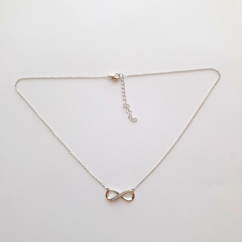 Collier Infini en Argent 925 – L'Élégance Éternelle à Fleur de Peau