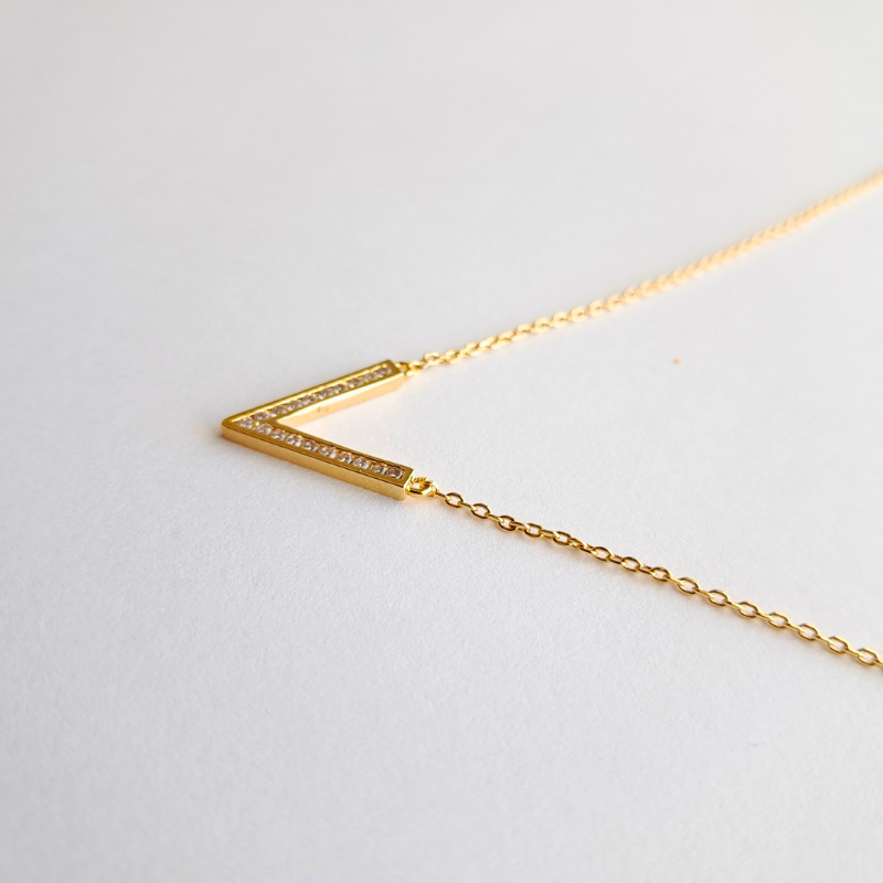Collier plaqué Or - L'élégance en V, Finesse affirmée