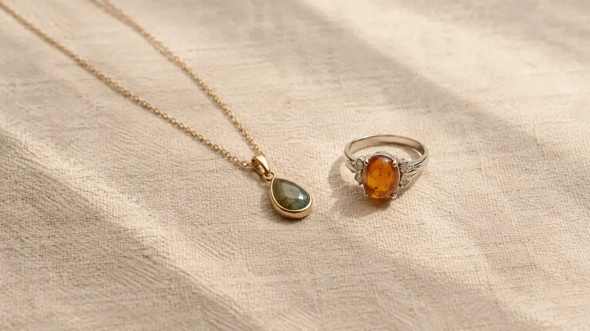Deux styles de bijoux présentés côte à côte, acier et pierre couleur ambre
