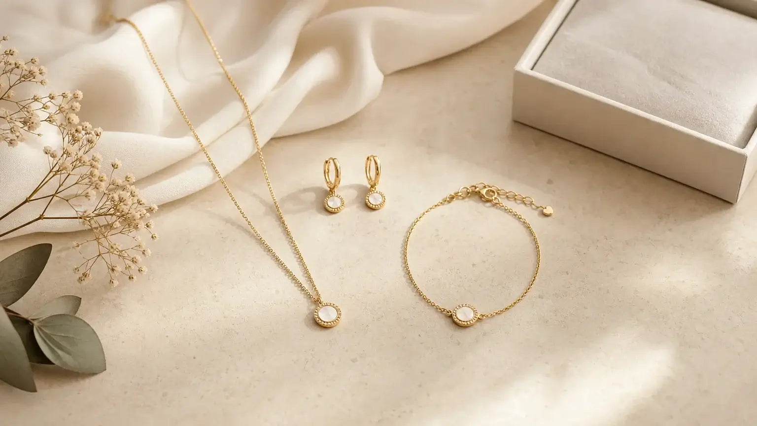 Parure de bijoux pour femme composée d’un collier, de boucles et d’un bracelet