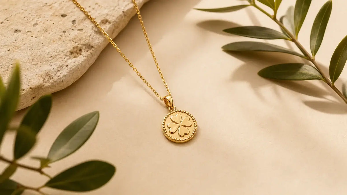 Pendentif porte-bonheur élégant avec pierre naturelle sur fond beige