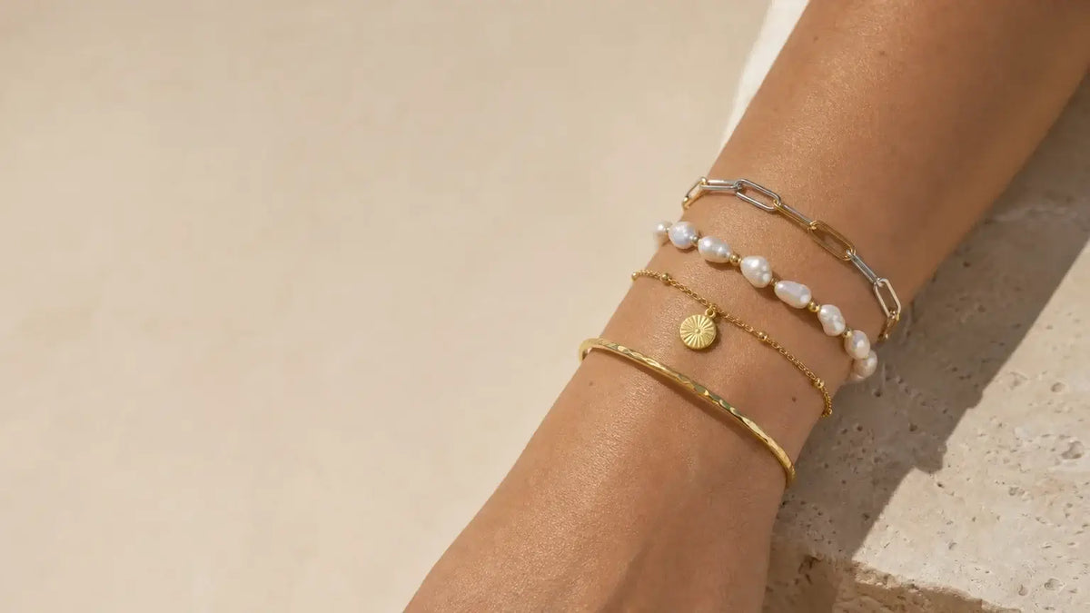 Sélection de bracelets fantaisie tendance en 2026 portés sur un poignet