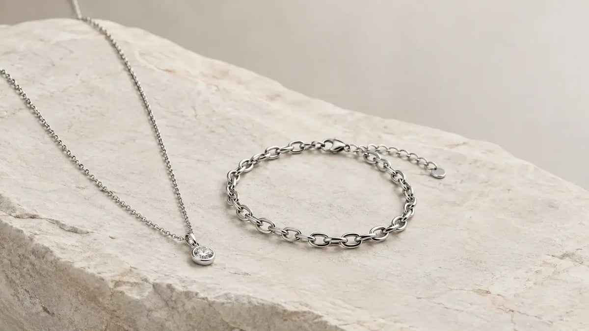 Collier et bracelet en acier inoxydable sur une surface claire