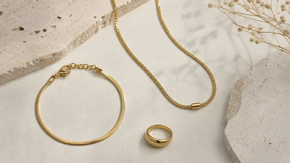 Sélection de bijoux en acier inoxydable présentée sur un fond clair