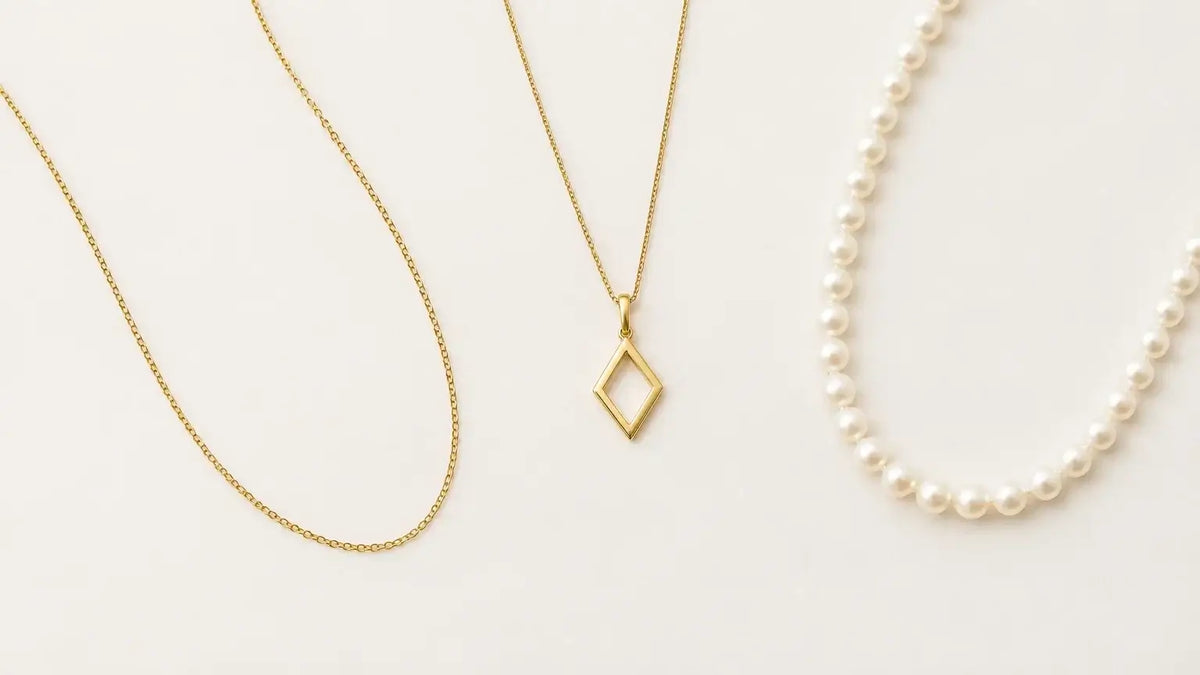 Différents styles de colliers présentés sur une surface claire