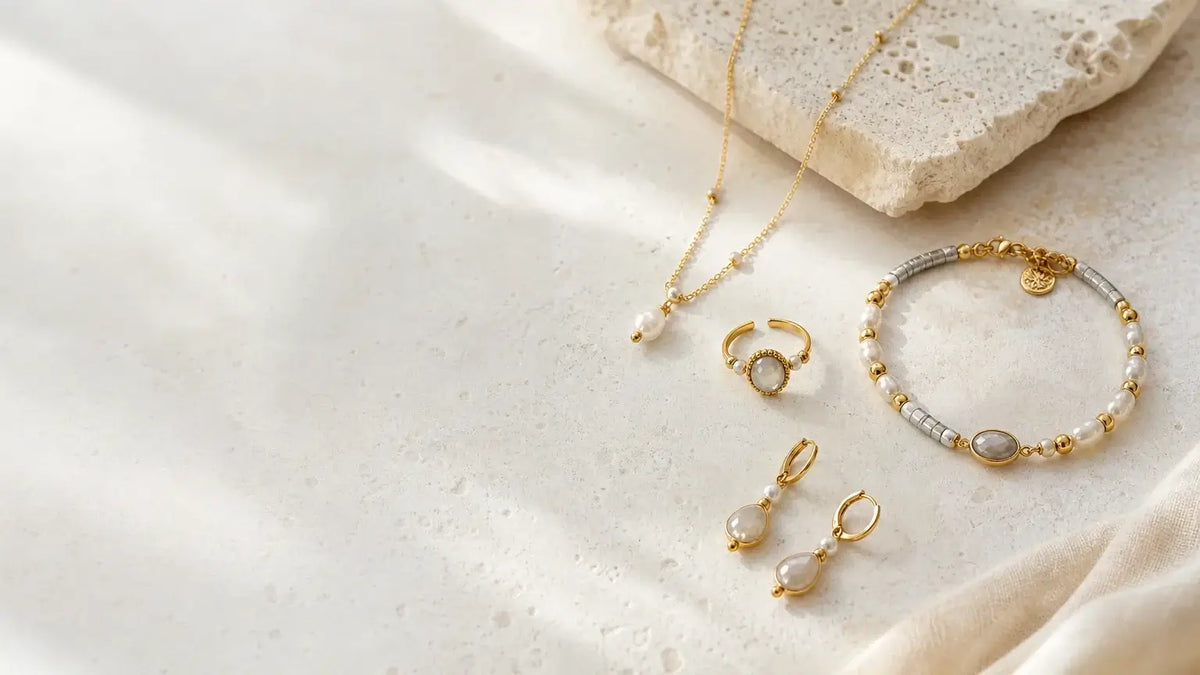 Sélection élégante de bijoux tendance sur fond naturel