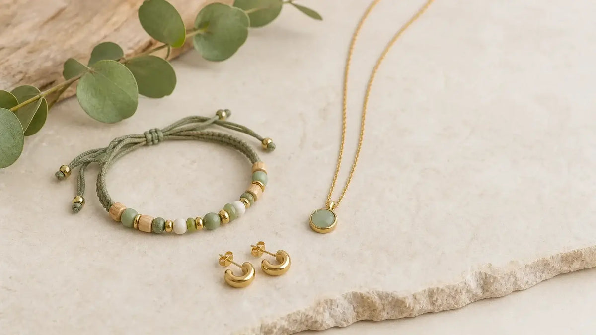 Bijoux artisanaux aux matériaux et techniques variés