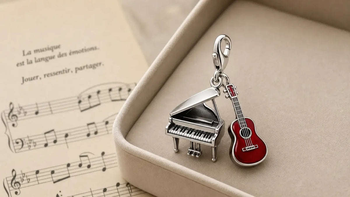 Charm piano et guitare en métal argenté avec guitare rouge