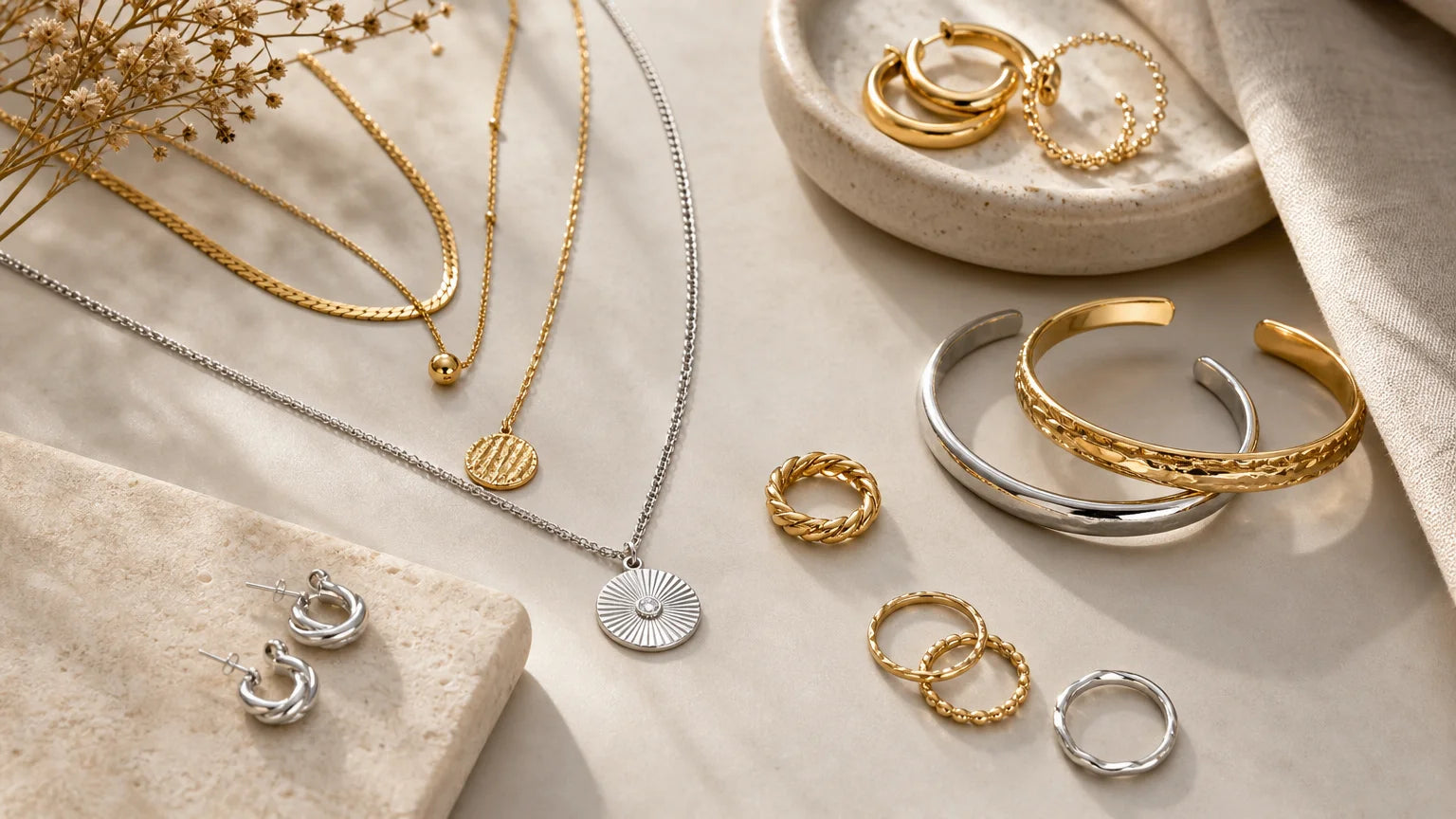 Composition élégante de bijoux fantaisie dorés et argentés pour femme