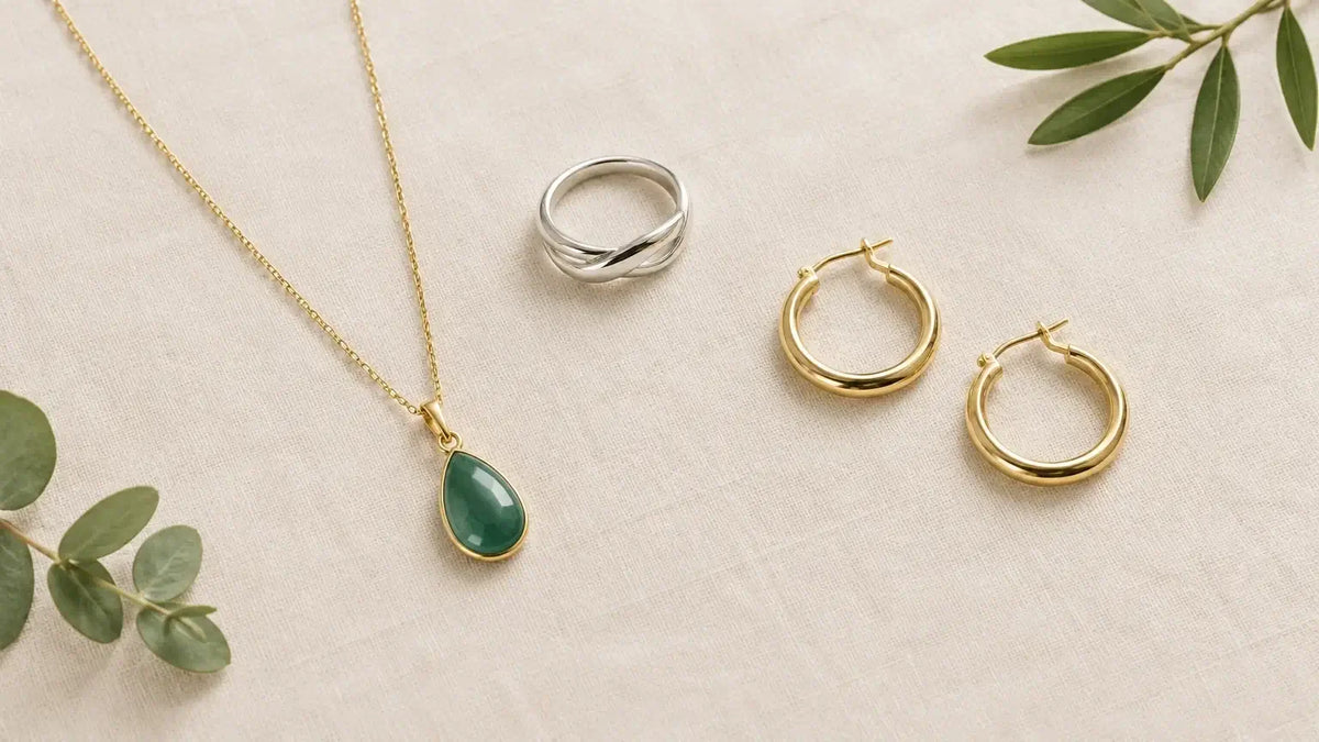 Sélection de bijoux fantaisie dorés, argentés et colorés