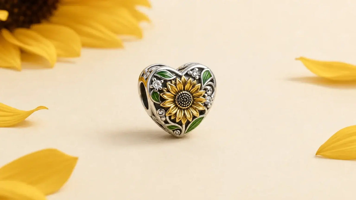 Charm cœur décoré d’un tournesol sur fond ivoire