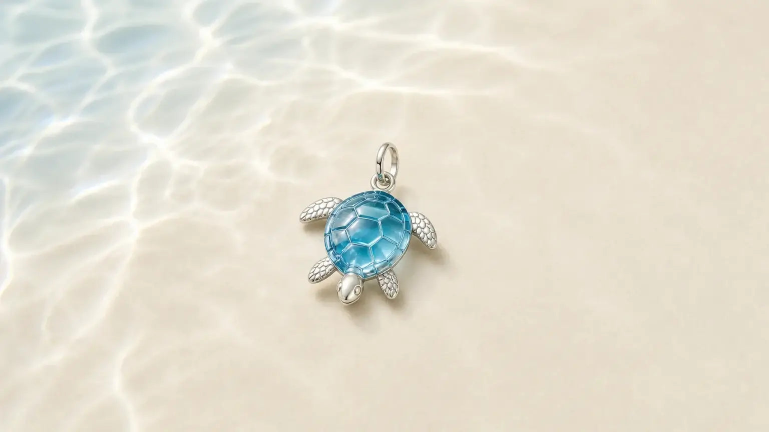 Charm tortue bleue en verre sur fond naturel