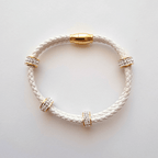 Bracelet cordon blanc tressé et acier doré pour femme
