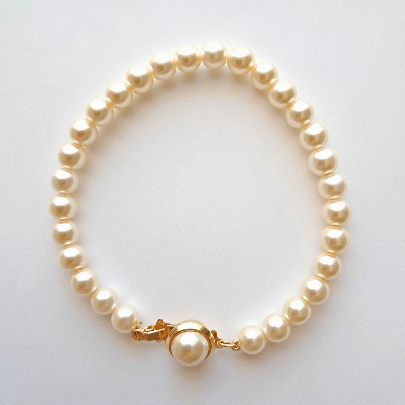 Bracelet perles imitation Majorque blanches 6 mm avec fermoir plaqué or