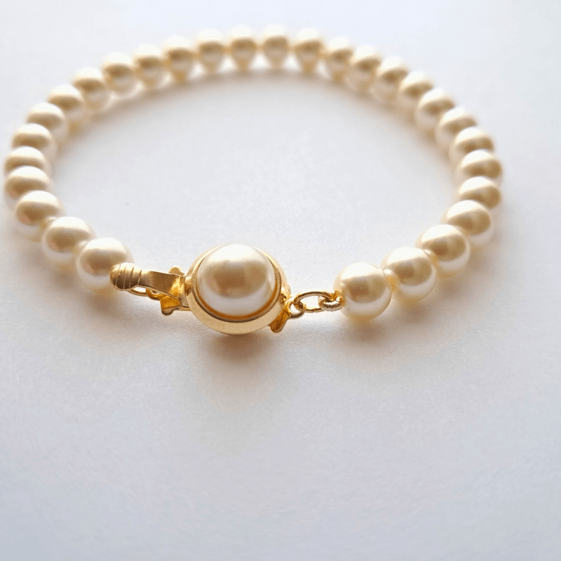 Bracelet perles imitation Majorque blanches 6 mm avec fermoir plaqué or