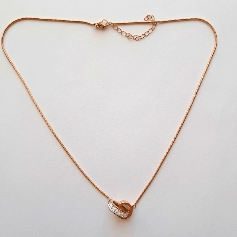 Collier acier doré rose avec 2 cercles entrelacés dont 1 orné de cristaux