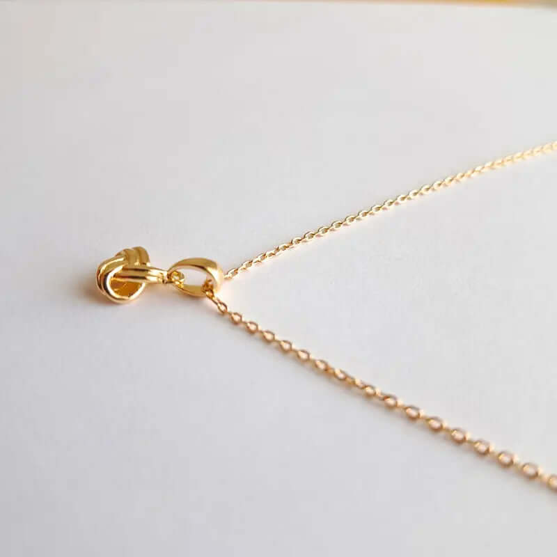 Collier Plaqué Or – Le Nœud Élégant, Symbole d’Union et d’Harmonie C mon shopping™