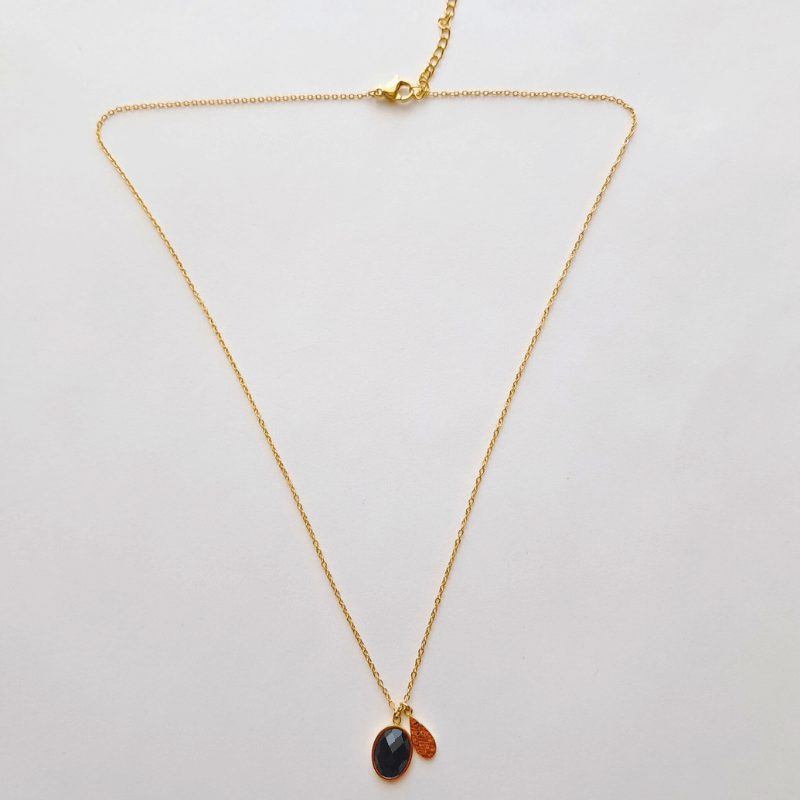 Collier femme agate noire facettée acier doré 45 cm