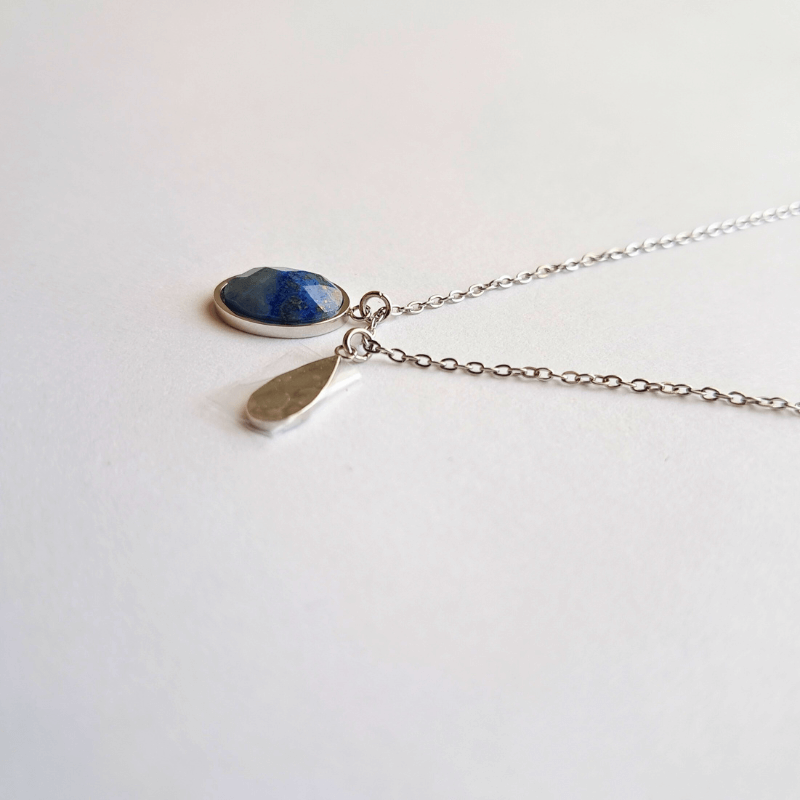 Collier femme lapis lazuli facettée acier doré 45 cm