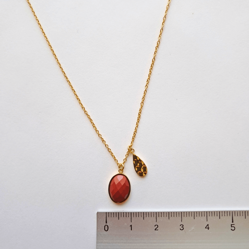 Collier femme jaspe rouge facetté en acier doré 45 cm