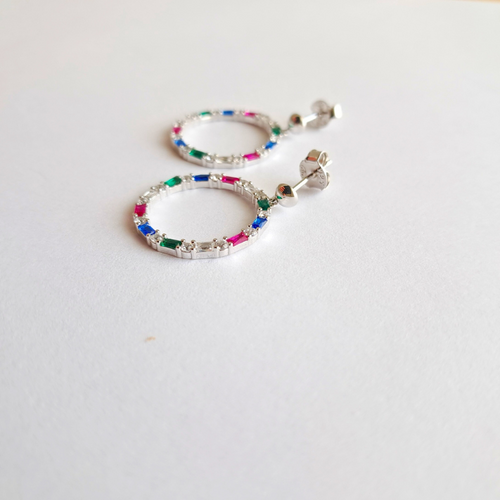 Boucles d'Oreilles Cercle Arc-en-Ciel – L’Énergie des Couleurs à Vos Oreilles