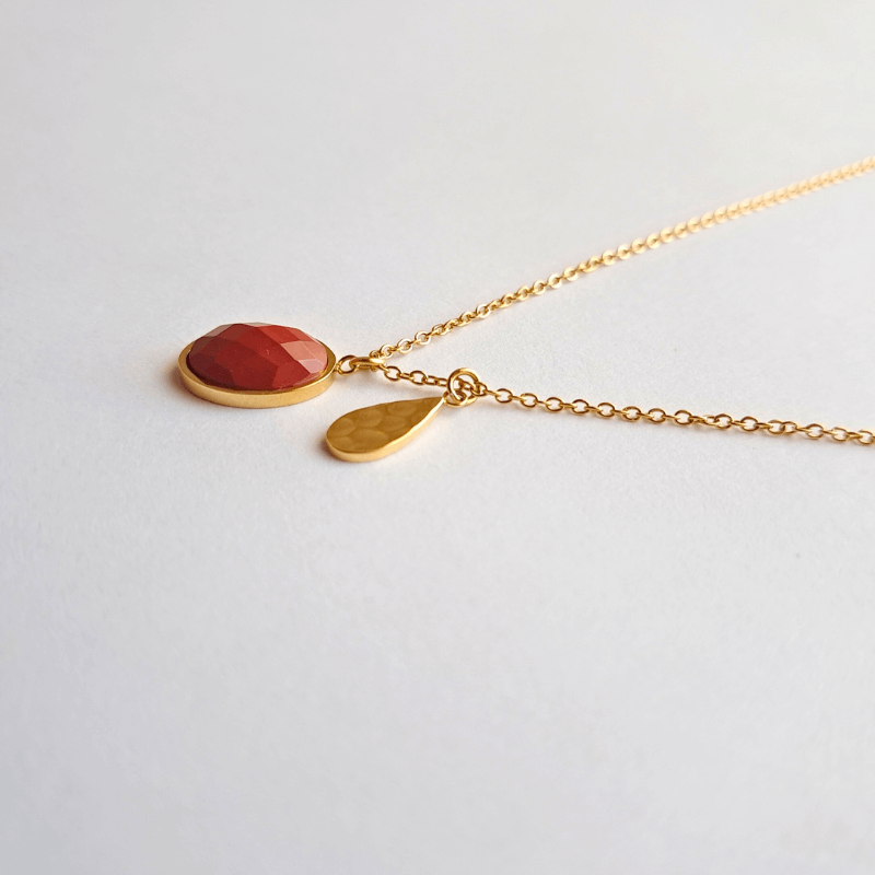 Collier femme jaspe rouge facetté en acier doré 45 cm