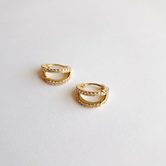Boucles d’Oreilles Double Éclat – L’Alliance du Raffinement et de la Lumière