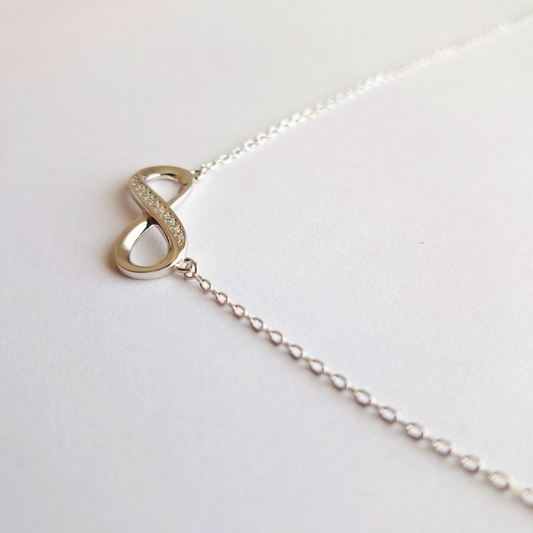 Collier Infini en Argent 925 – L'Élégance Éternelle à Fleur de Peau