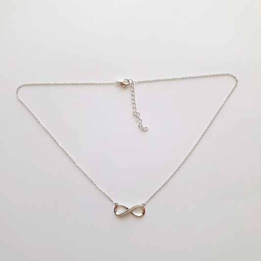 Collier Infini en Argent 925 – L'Élégance Éternelle à Fleur de Peau