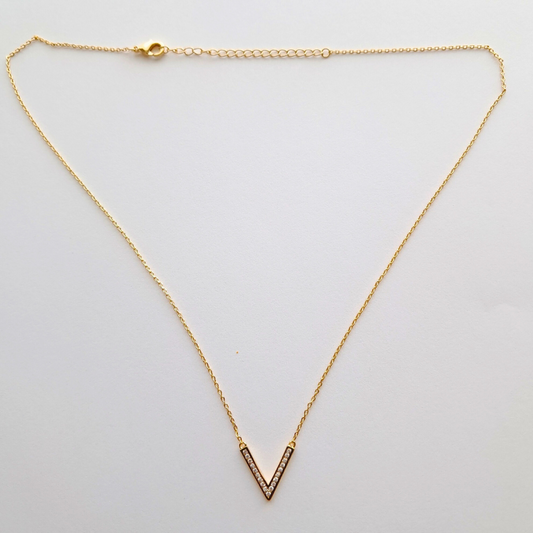 Collier plaqué Or - L'élégance en V, Finesse affirmée