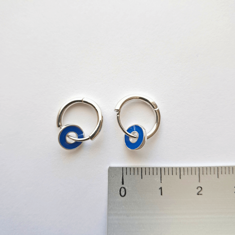 Mini créoles femme en résine bleue et argent 925, boucles d’oreilles modernes et légères