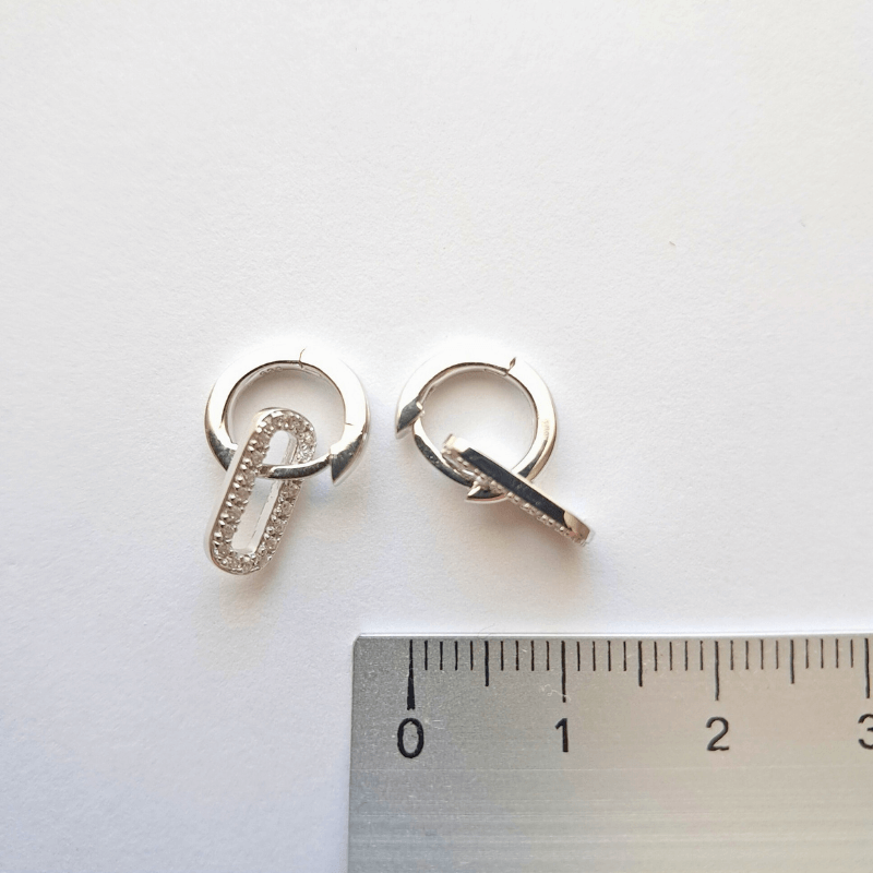 Mini créoles femme avec pendants ovales pavés d’oxydes en argent 925 rhodié