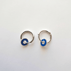 Mini créoles femme en résine bleue et argent 925, boucles d’oreilles modernes et légères