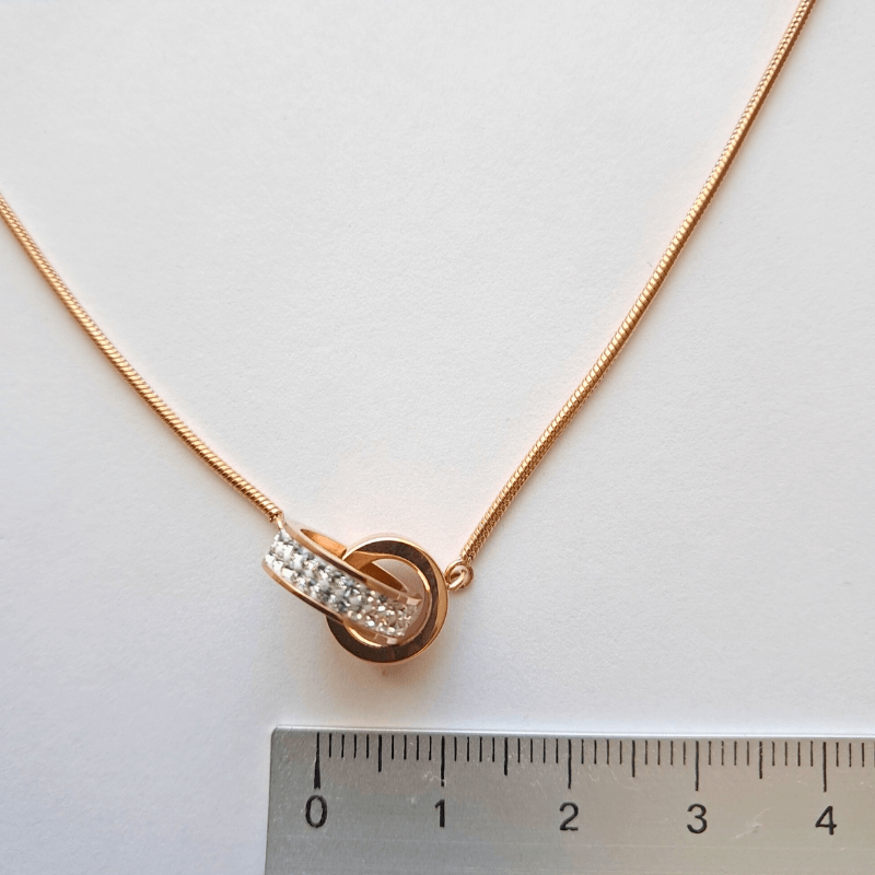Collier acier doré rose avec 2 cercles entrelacés dont 1 orné de cristaux